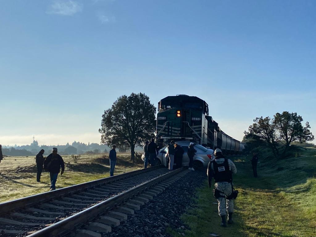 Embiste tren a automóvil donde viajaban tres militares, en Apizaco