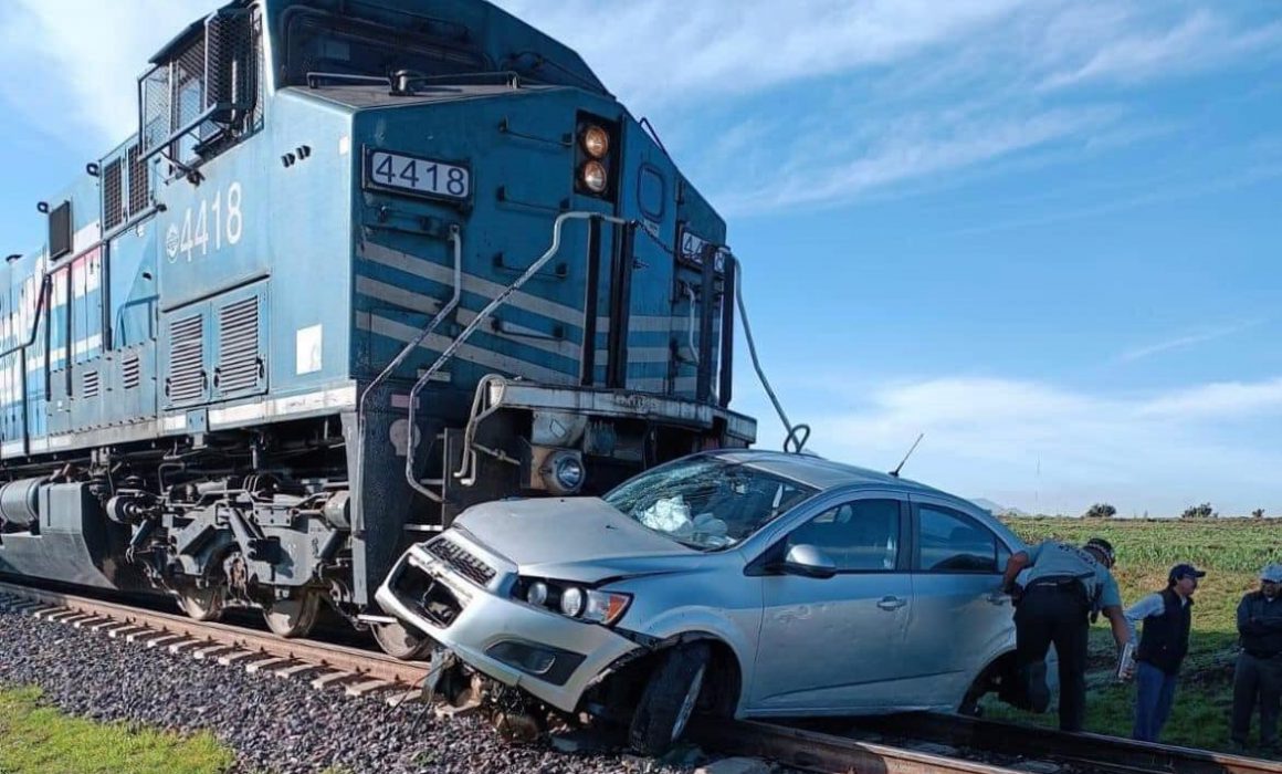 Quiso ganarle al tren, lo arrastra 100 metros en Texcalac