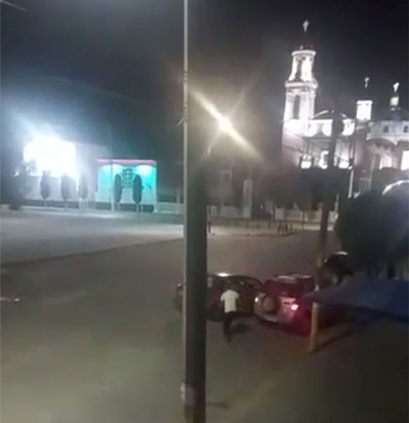 Personas en estado de ebriedad protagonizan tremenda riña en pleno zócalo de Amozoc 