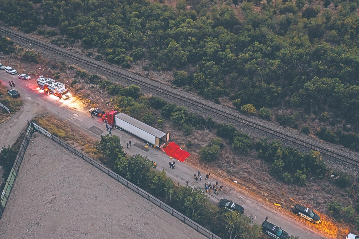 Migrantes hallados muertos al interior de tráiler fueron rociados con condimento para bisteces