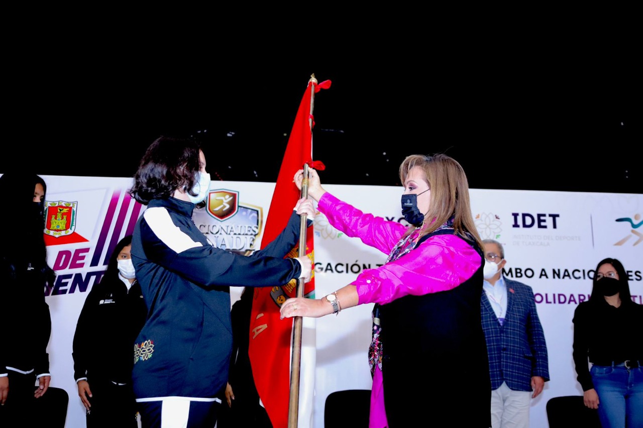 Abandera gobernadora Lorena Cúellar a delegación tlaxcalteca que participará en los Juegos Nacionales CONADE 2022