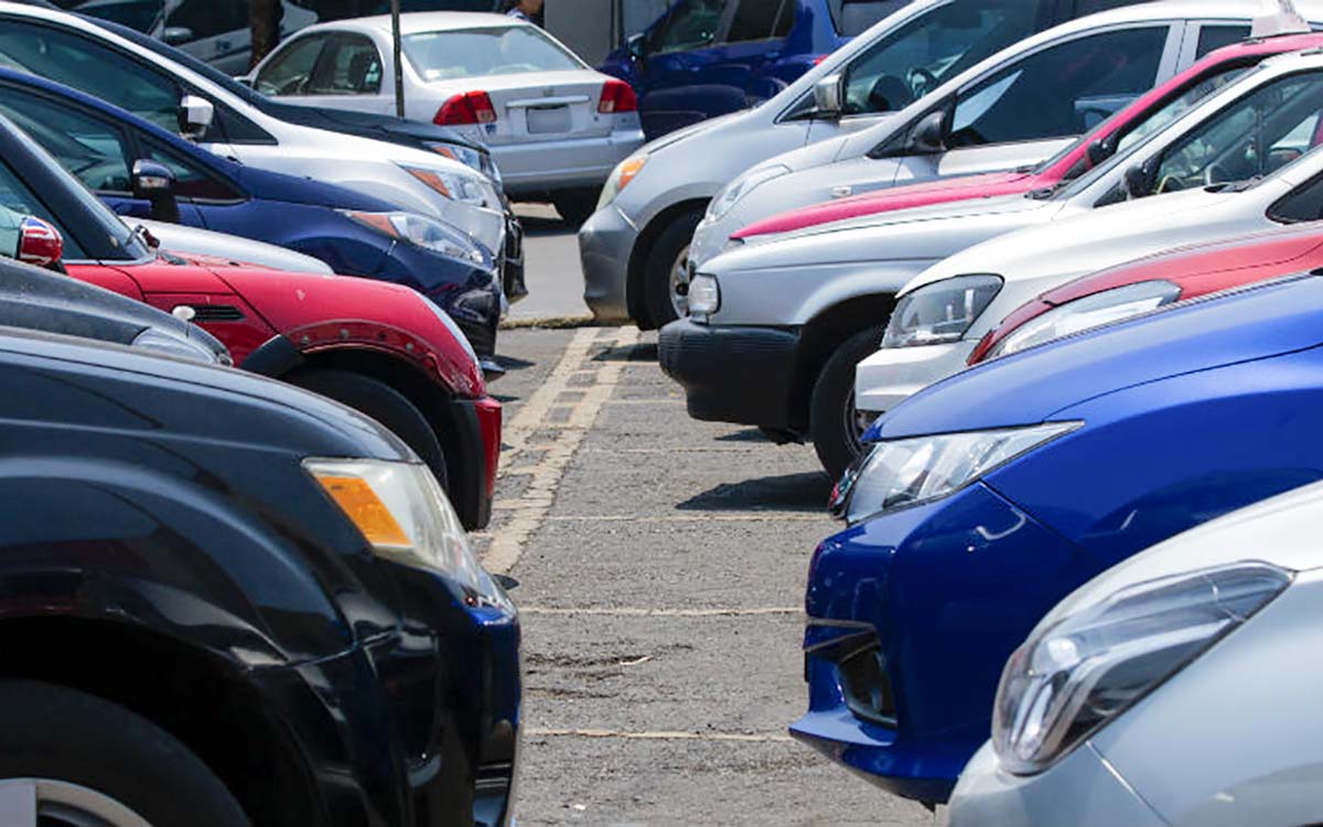 Van más de 92 mil autos 'chocolate' regularizados destaca AMLO