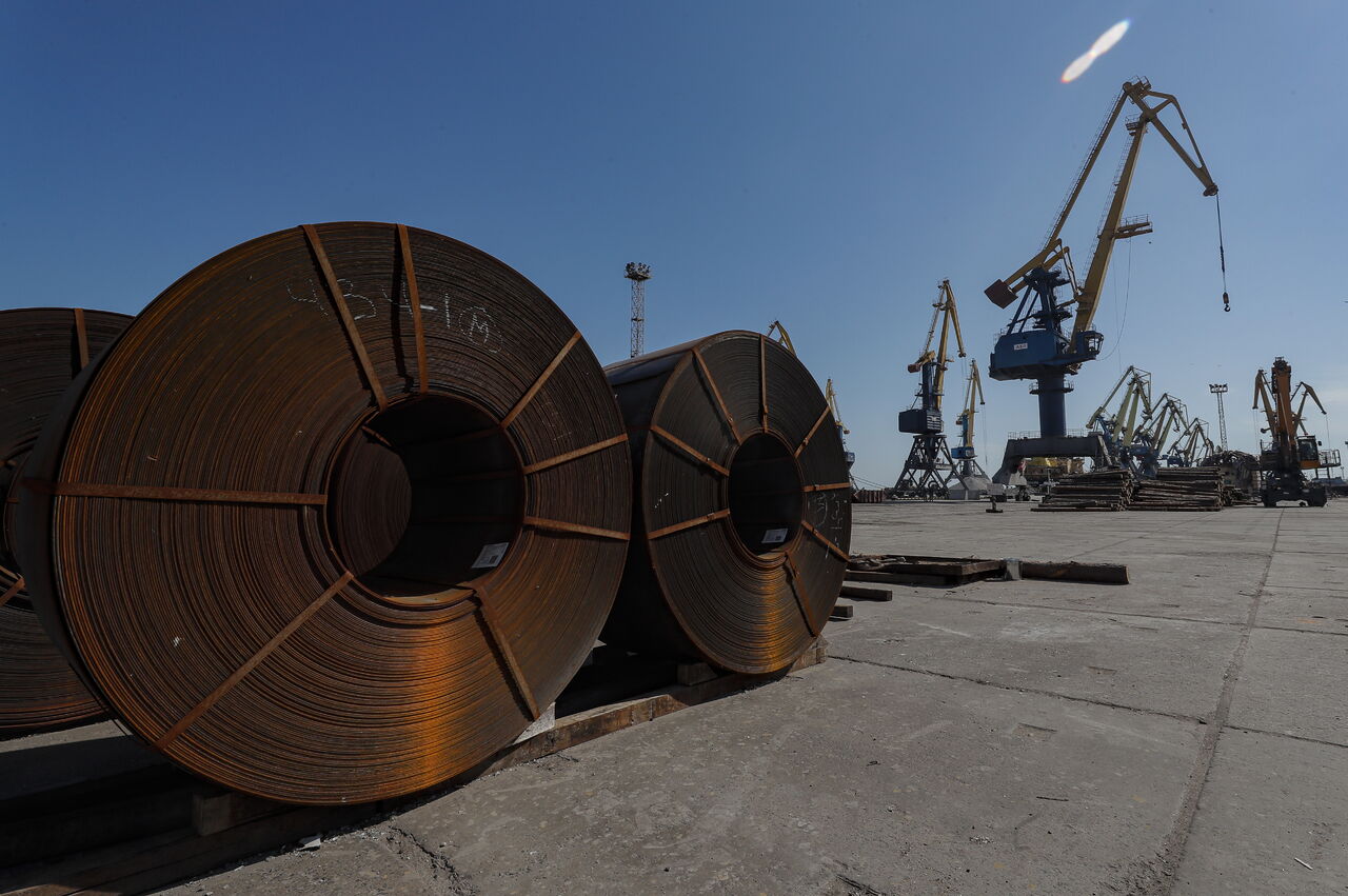Barco ruso llegó a puerto ucraniano de Mariupol para saquear más acero del país