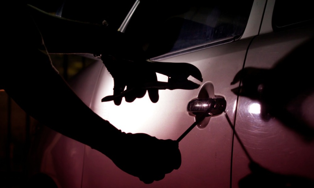 En segundos ladrones de autopartes, desvalijan auto en Puebla