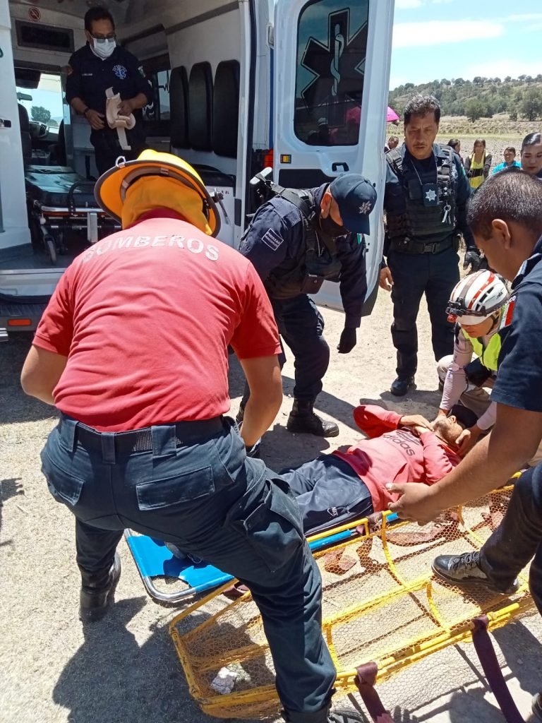 Bomberos rescatan a hombre que cayó a un pozo
