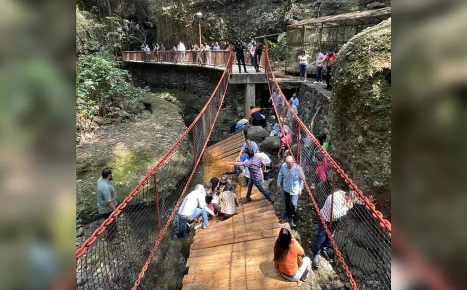 Se rompe puente colgante mientras transitaba presidente municipal de Cuernavaca, su esposa y regidores (VIDEO)