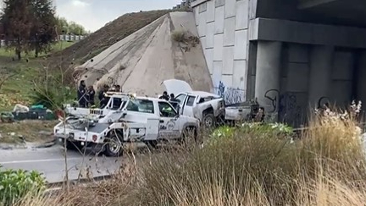 Una persona perdió la vida al caer su automóvil de un puente del Periférico Ecológico 