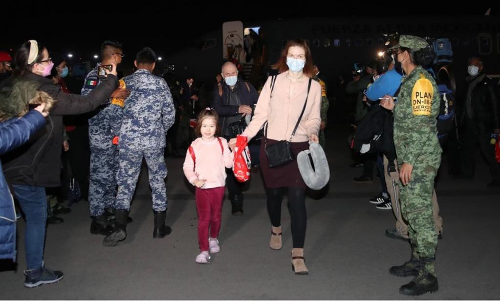 Regresan mexicanos y residentes extranjeros a México, en vuelos humanitarios desde Rusia ante el conflicto
