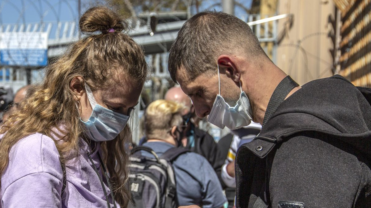 Ucranianos piden ayuda desde México para ingresar a EU, manifiestan que no los han dejado cruzar la frontera