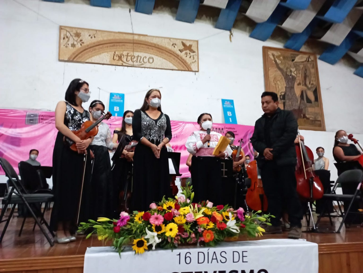 Camerata femenil Matlalcuéyetl ofrece concierto en Ixtenco