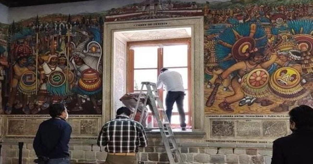 Felicitó hijo de Desiderio Hernández Xochitiotzin por rescate de murales dañados
