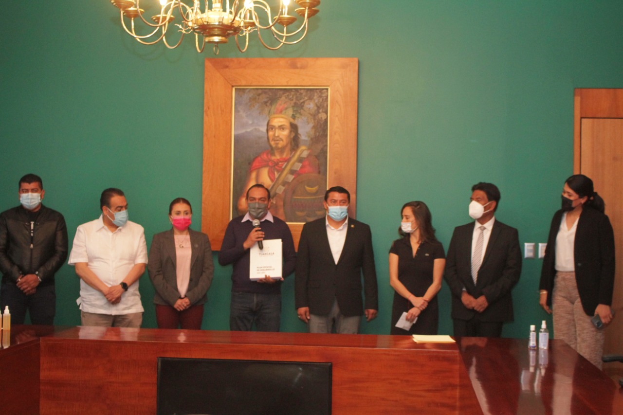 Entrega ejecutivo proyecto del Plan Estatal de Desarrollo de Tlaxcala 2021-2027 al Congreso