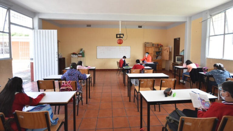 Contagios de Covid-19 en escuelas de Puebla fueron a la baja durante la semana pasada