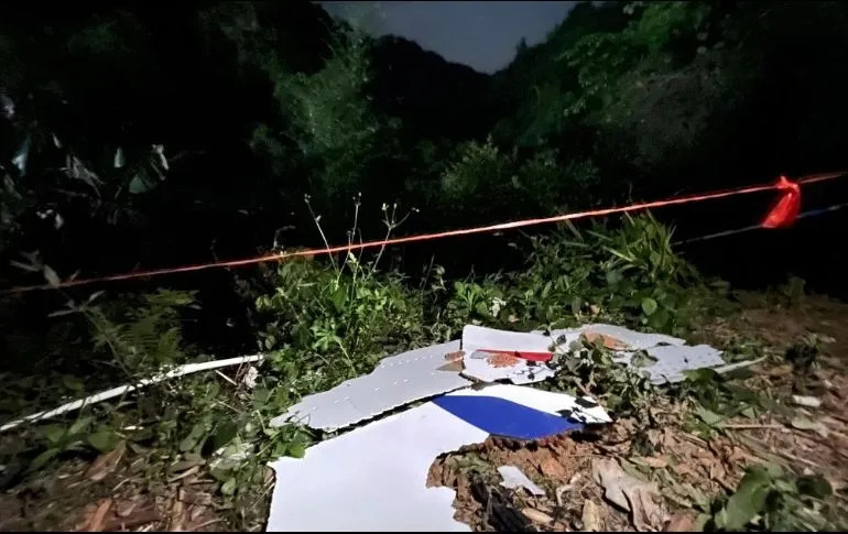 Equipo de rescate en China tras desplome de avión, encuentra billeteras e identificaciones, pero no sobrevivientes