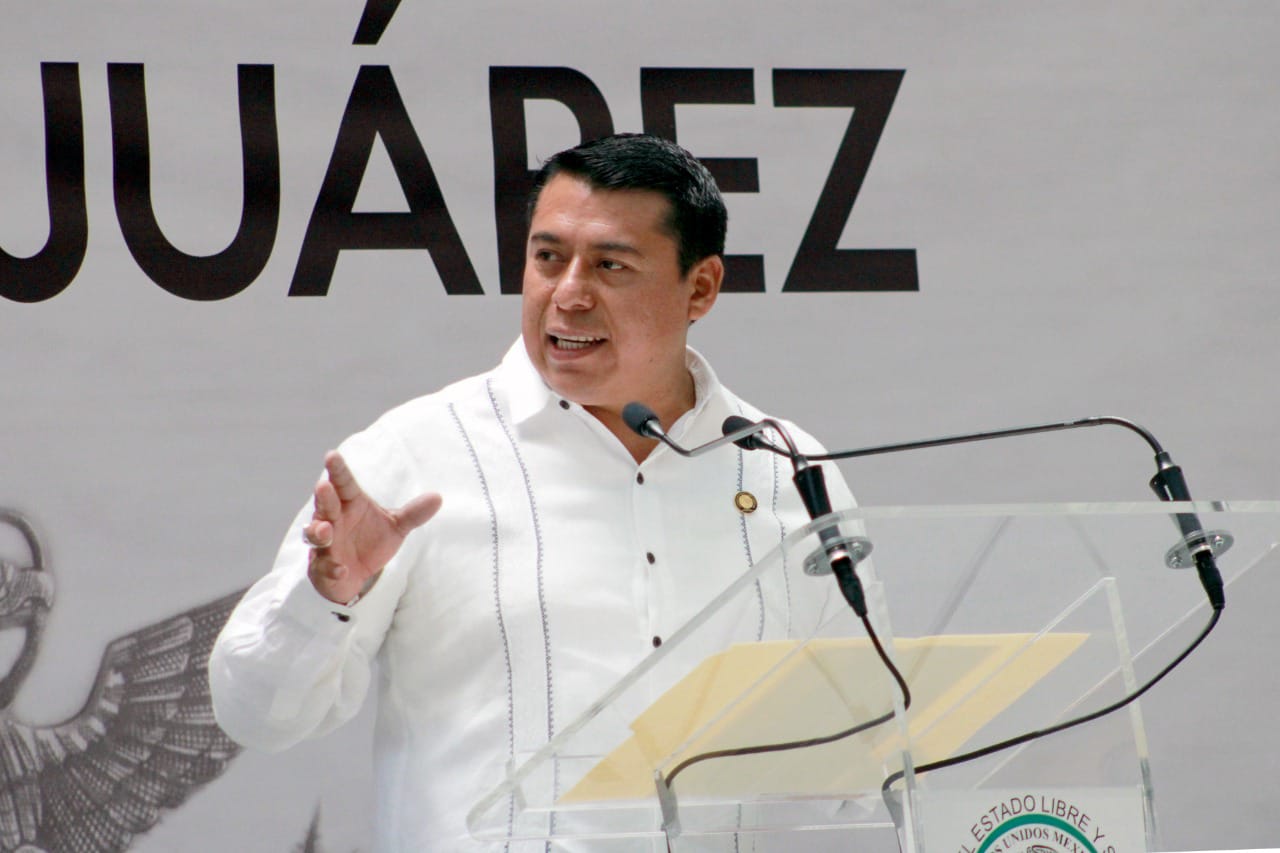 Llama Terán a servir a Tlaxcala con Benito Juárez como ejemplo