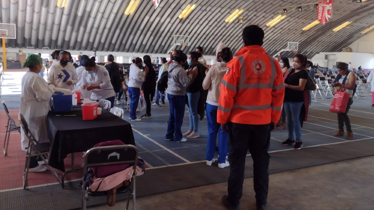 Con baja afluencia inició la aplicación del refuerzo de la vacuna contra el COVID a jóvenes adultos 