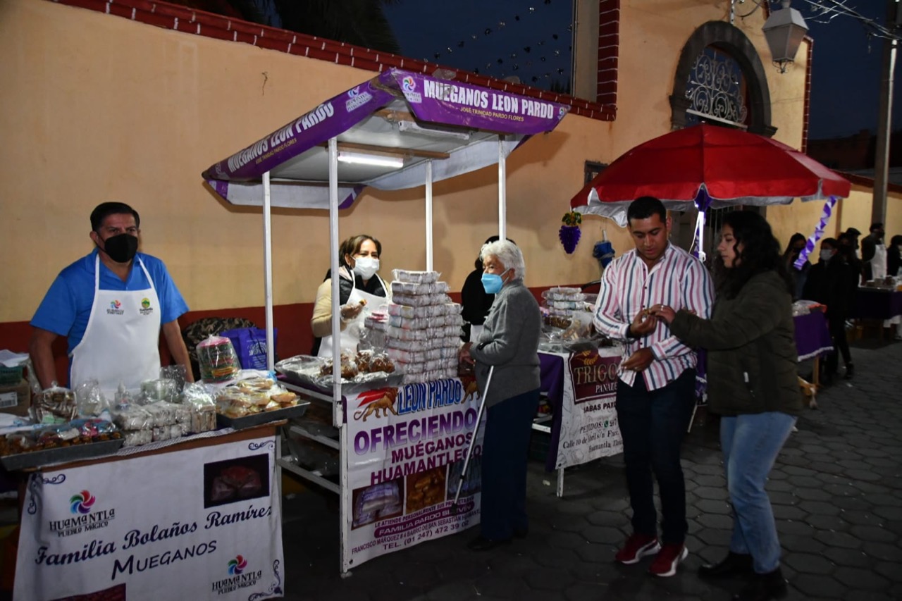 Con luces multicolores recibe San Lucas a sus visitantes en el cuarto viernes de cuaresma