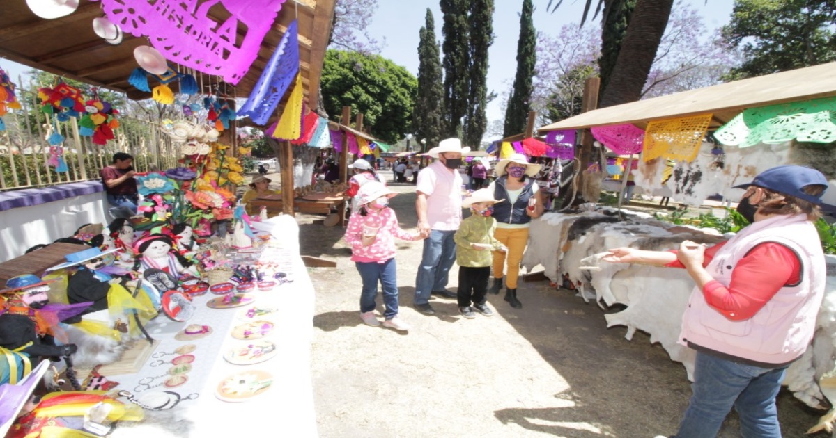 Participan productores locales en tianguis turístico artesanal
