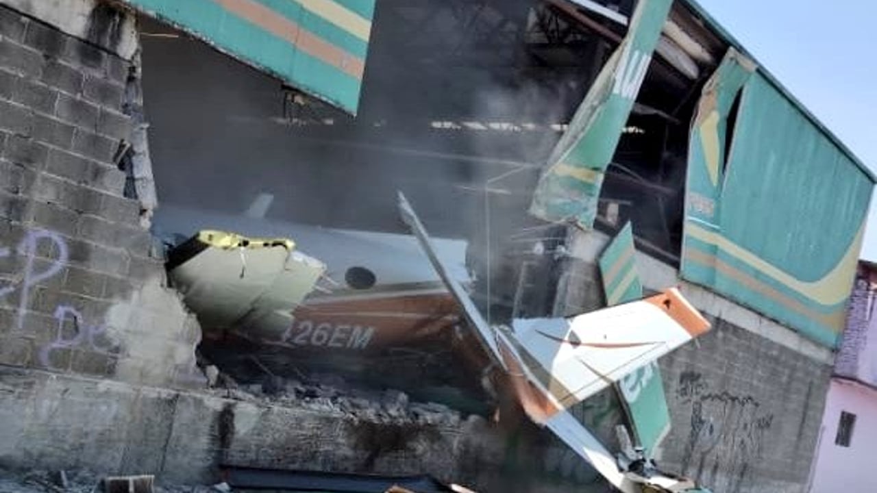 Avioneta se impacta contra un supermercado de autoservicio en Morelos