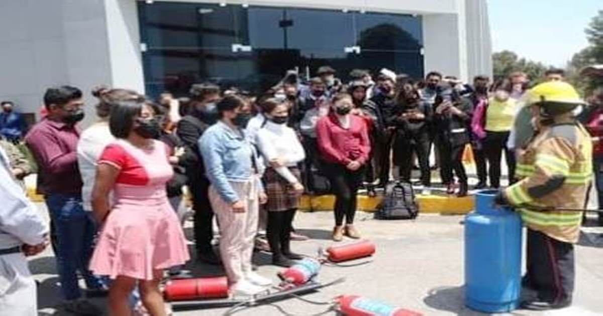 El heroico cuerpo de bomberos capacita a universitarios de la UATX