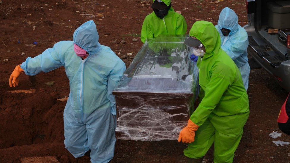 Alerta OMS por aumento de muertes de más del 40% en una semana a causa de Covid