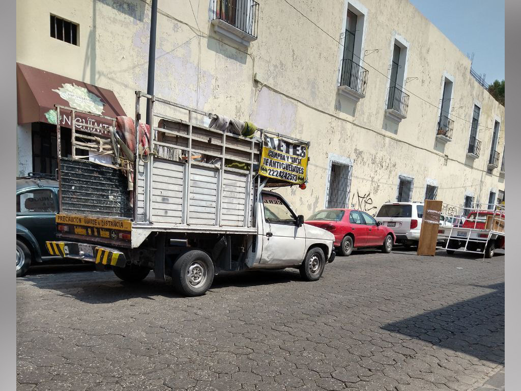 Estacionarse en doble fila, una de las infracciones más comunes en Puebla