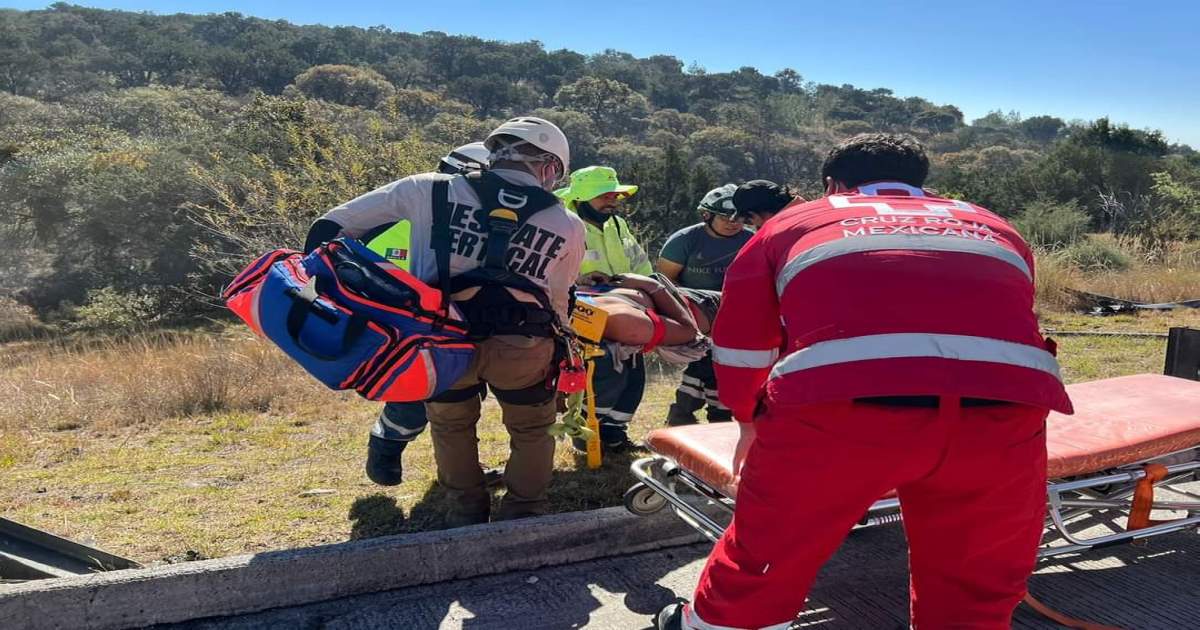 Tras 4 horas rescatan a dos lesionados en accidente entre Sanctórum y Texmelucan