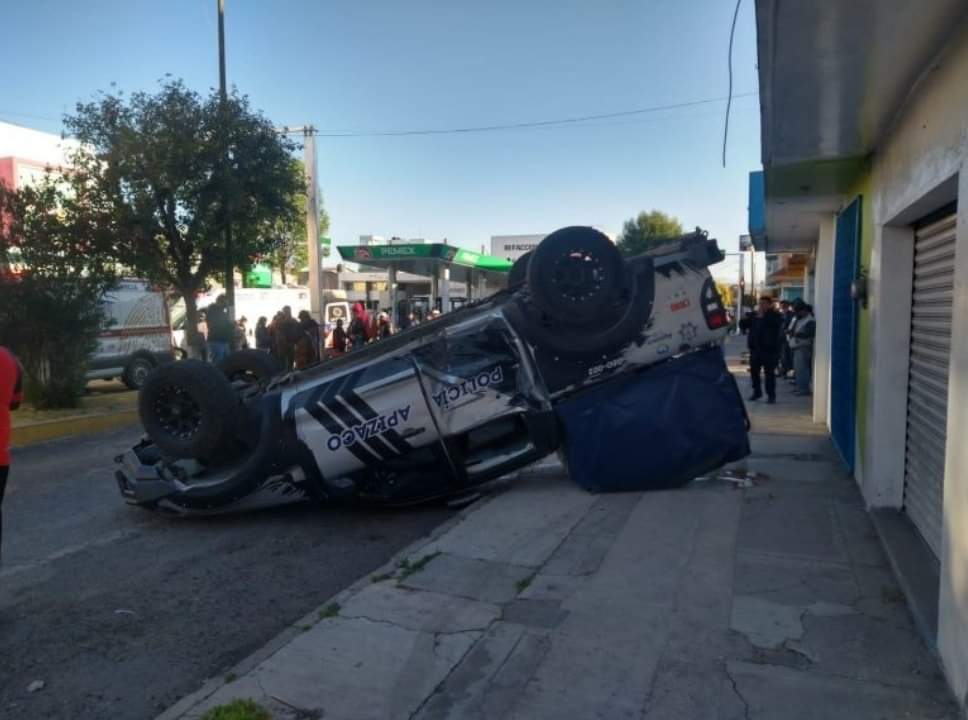 Patrulla vuelca y provoca accidente en Apizaco