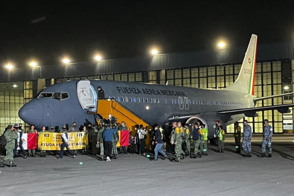Llega un grupo con 81 connacionales evacuados de Ucrania a México