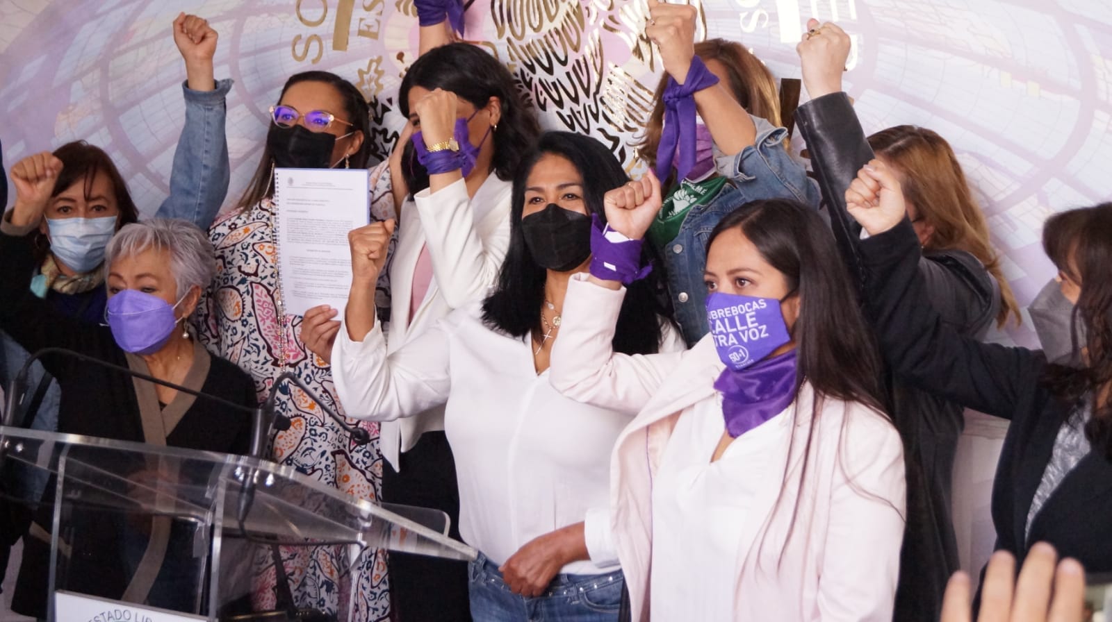 Entregan feministas iniciativa a diputada, van por creación de juzgados especializados