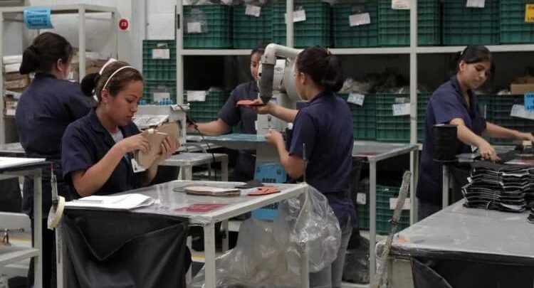 Mujeres poblanas reciben 15% menos en salarios que hombres