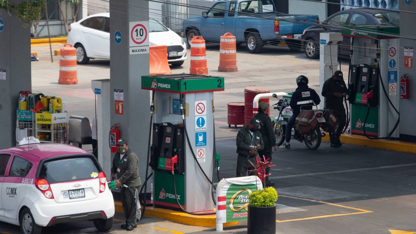 Gobierno de México usará excedentes por venta de petróleo para subsidiar el precio de gasolina