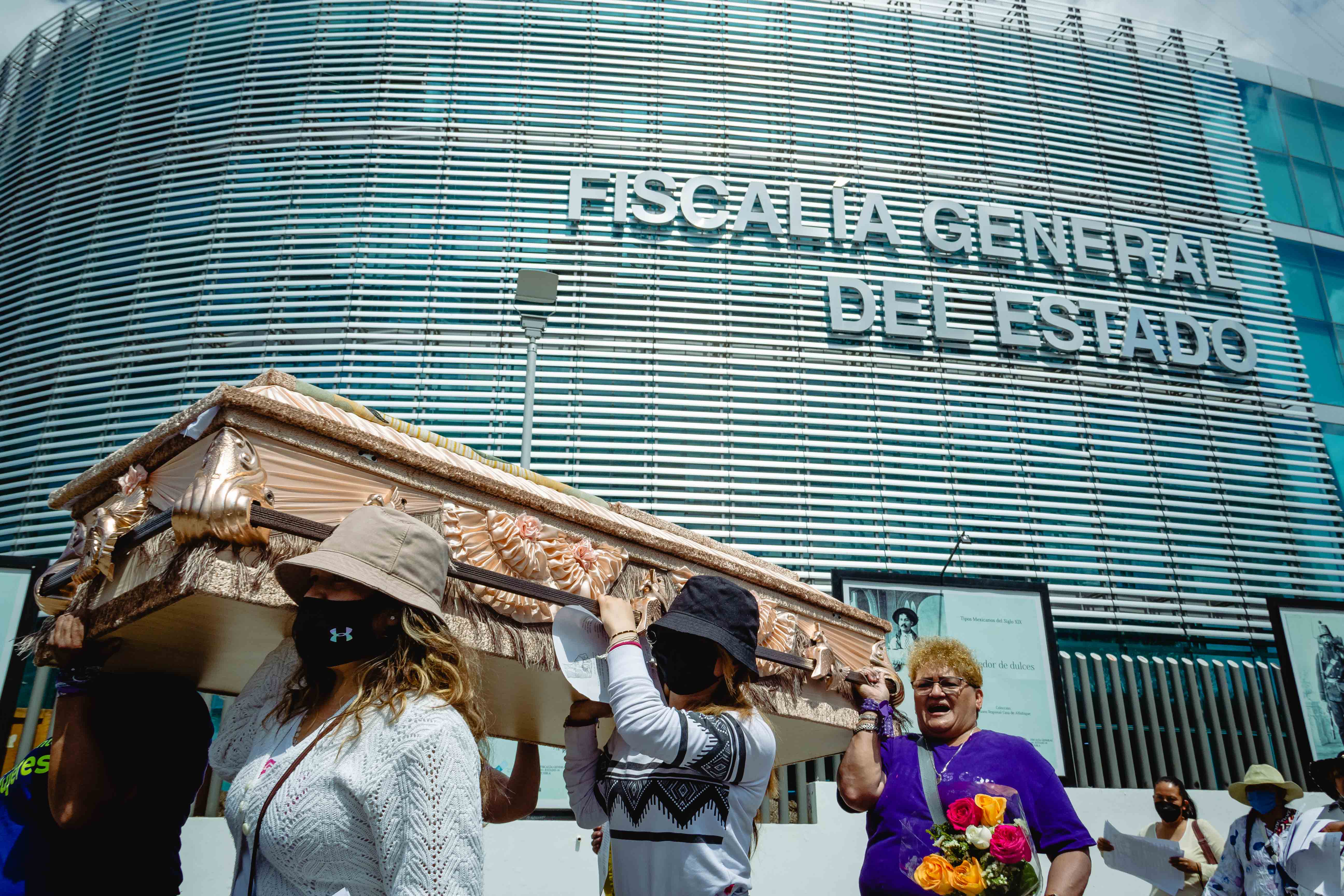 Protestan por feminicidios frente a la Fiscalía General del Estado