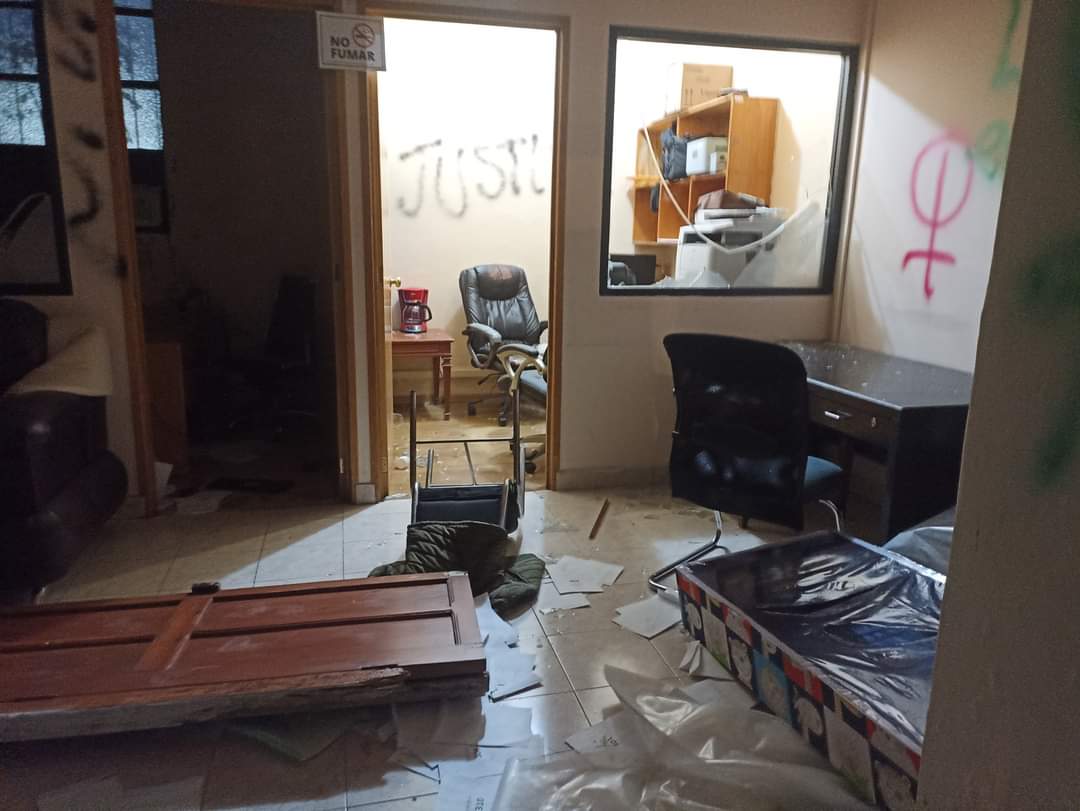 Evalúa INAH daños por pintas en Zócalo de Tlaxcala