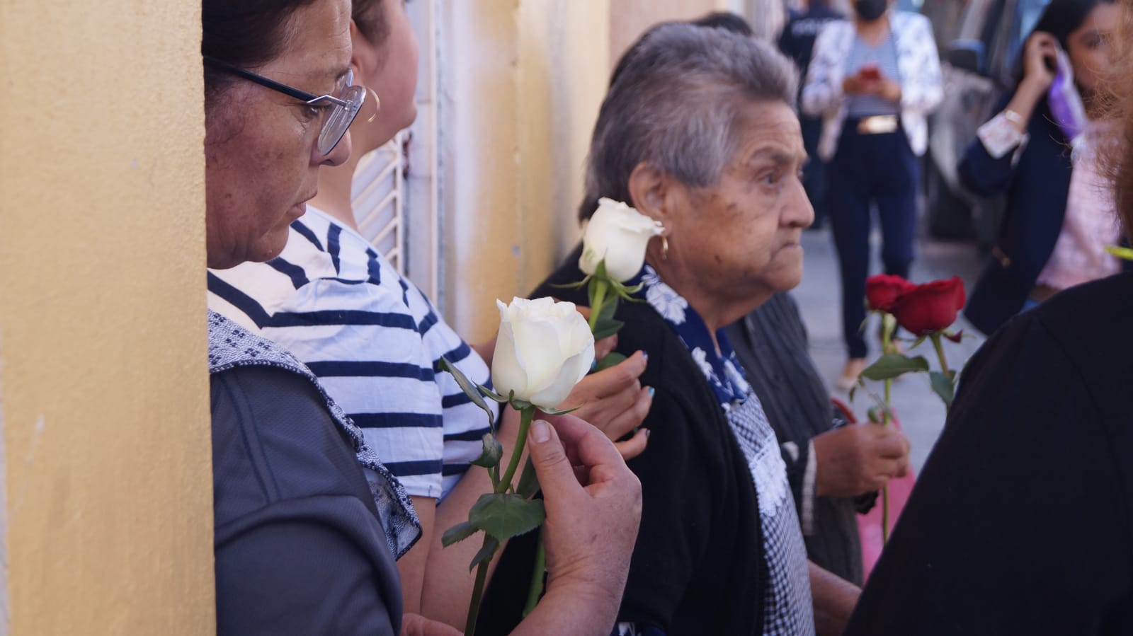Alcaldesa de Panotla regala flores a madres del municipio