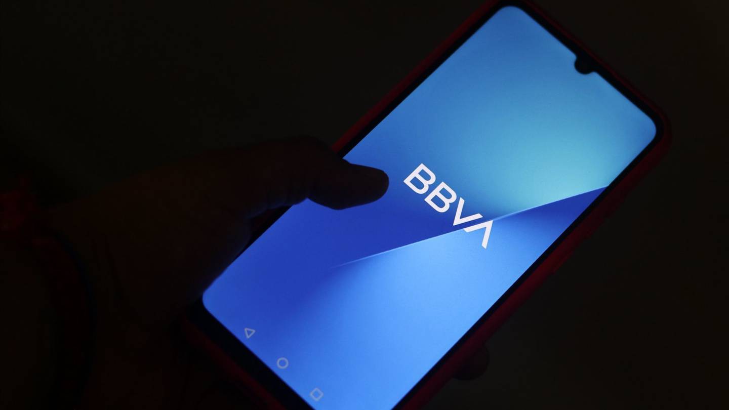 Aclara BBVA que no regaló dinero ante reporte de usuarios de "recibir" transferencias de regalo