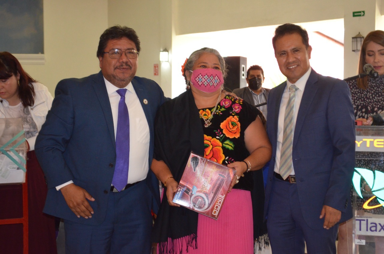 Festeja CECYTE- EMSAD a madres trabajadoras de la educación