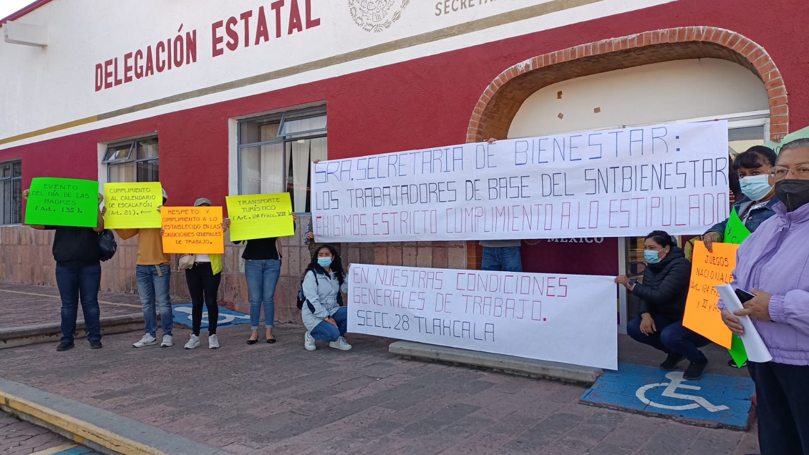 Paran labores sindicalizados de Bienestar, exigen cumplimiento de contrato colectivo