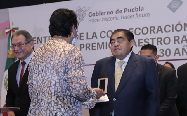 Reconoce Barbosa que presupuesto designado a educación en Puebla es insuficiente