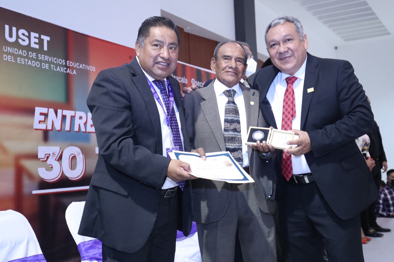 Entregó SEPE-USET estímulos y condecoraciones a maestras y maestros con 30, 40 y 50 años de servicio docente