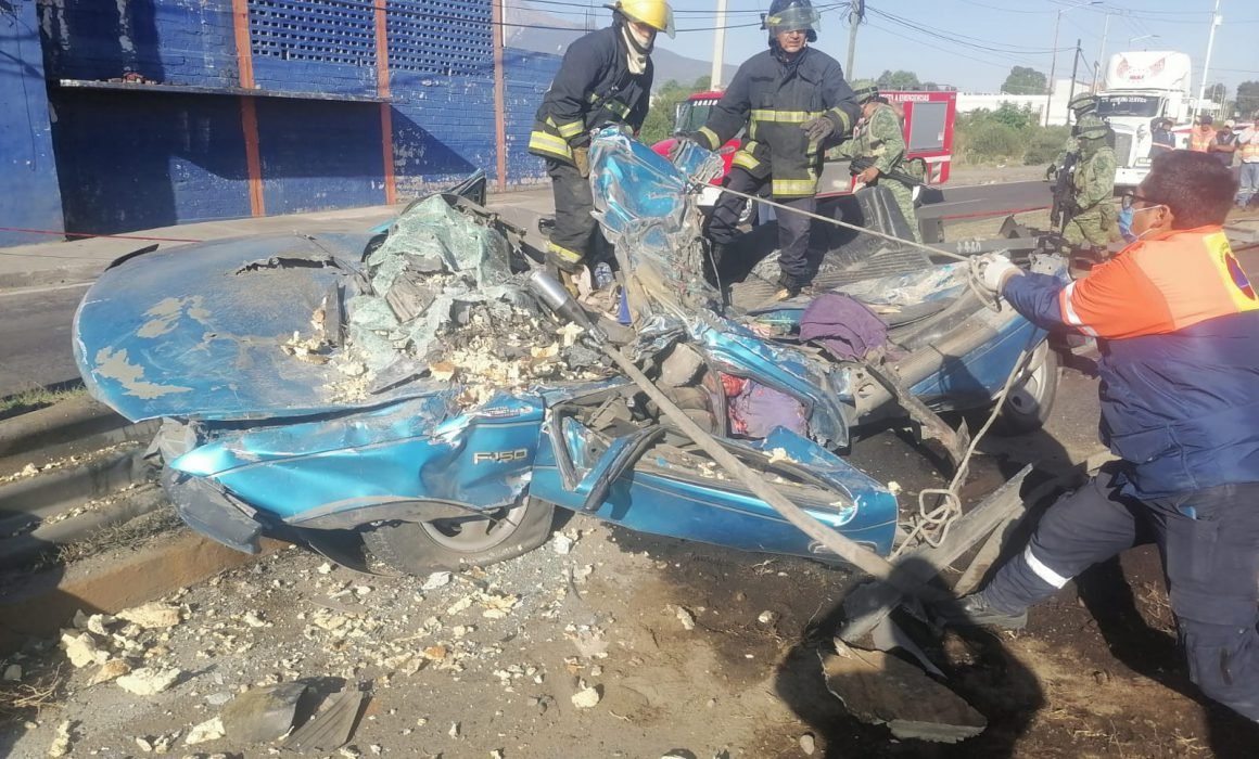 Honorable cuerpo de bomberos atiende volcadura 