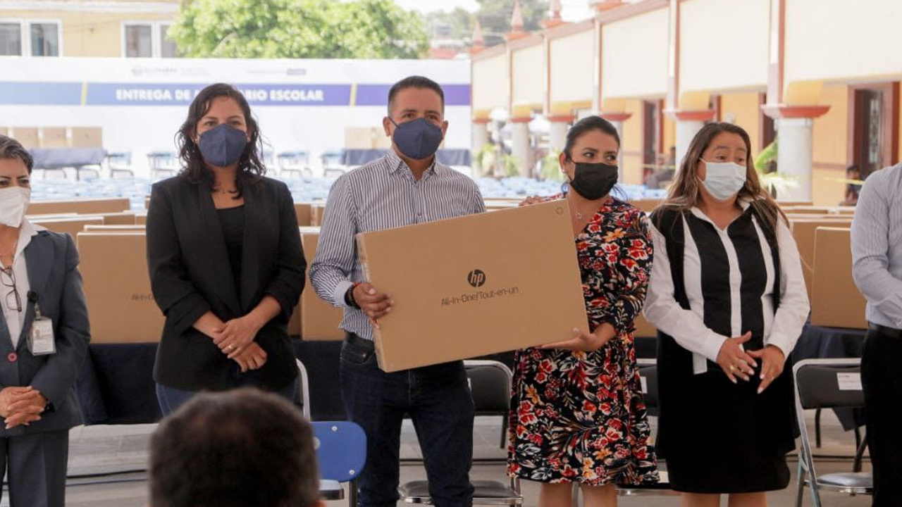 23 escuelas primarias recibieron equipo mobiliario y de cómputo por parte del Ayuntamiento de San Andrés Cholula