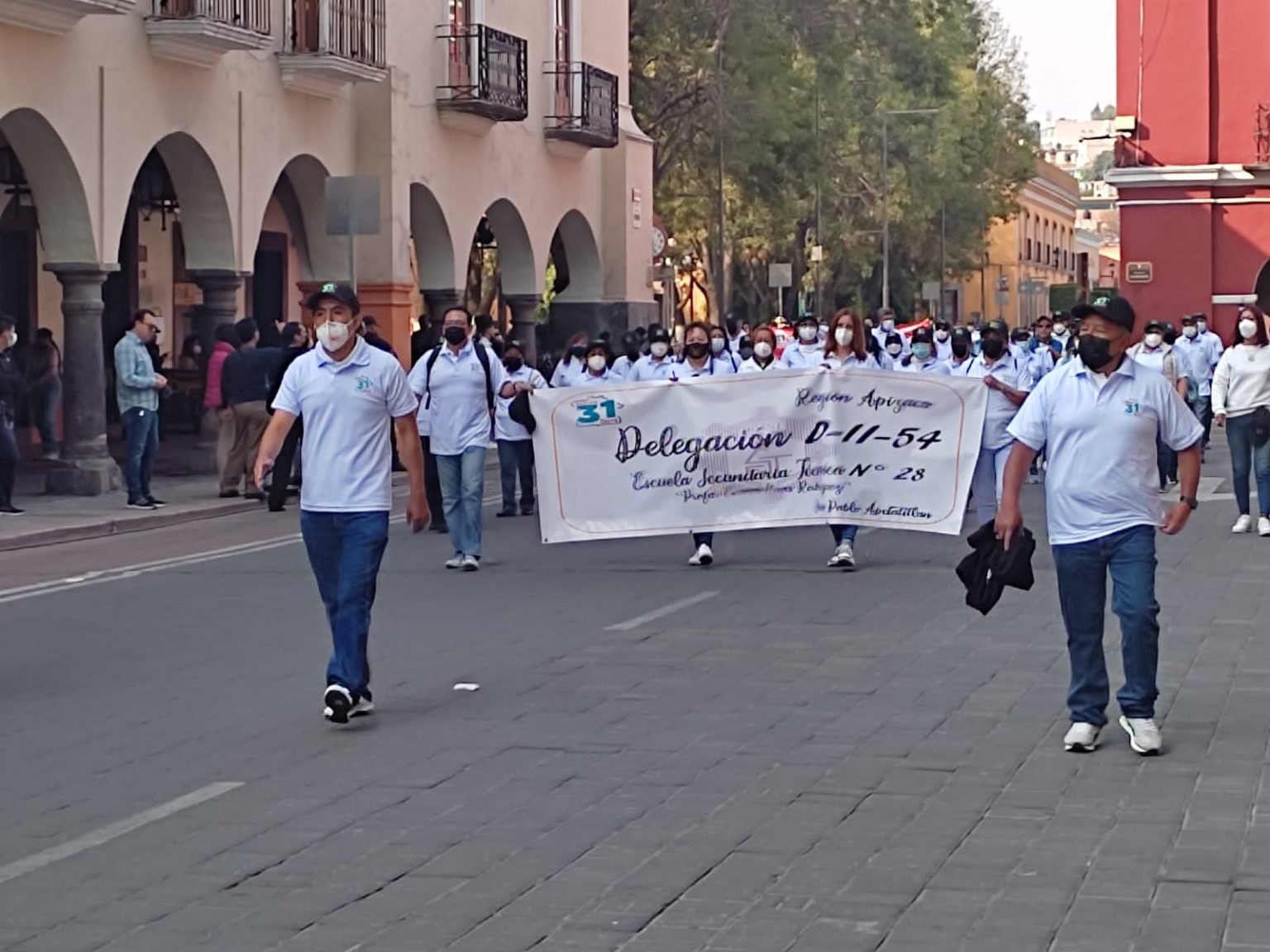 Docentes de estado de Tlaxcala marchan en la entidad por el Día del Trabajo