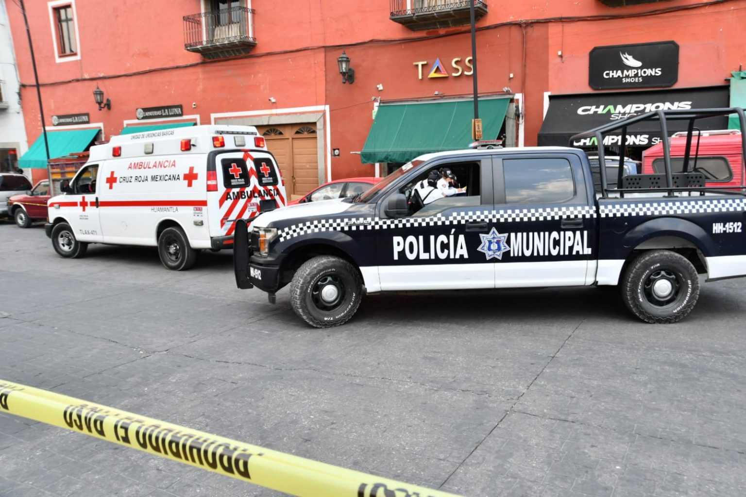 Atiende policía municipal reporte de persona tendida en la vía pública