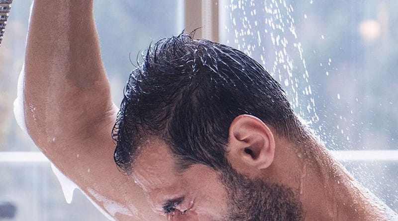 Bañarse con chanclas tiene sus contras y por estas razones no deberías usarlas