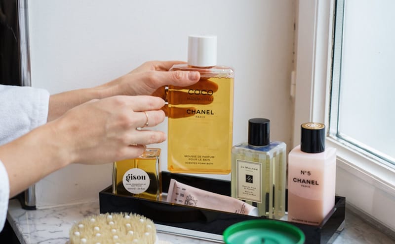 Esta es la razón por la que los productos de belleza y cremas no deben ir en el baño