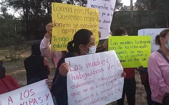 Profesores y padres de familia se manifiestan a las afueras de la SEPE-USET