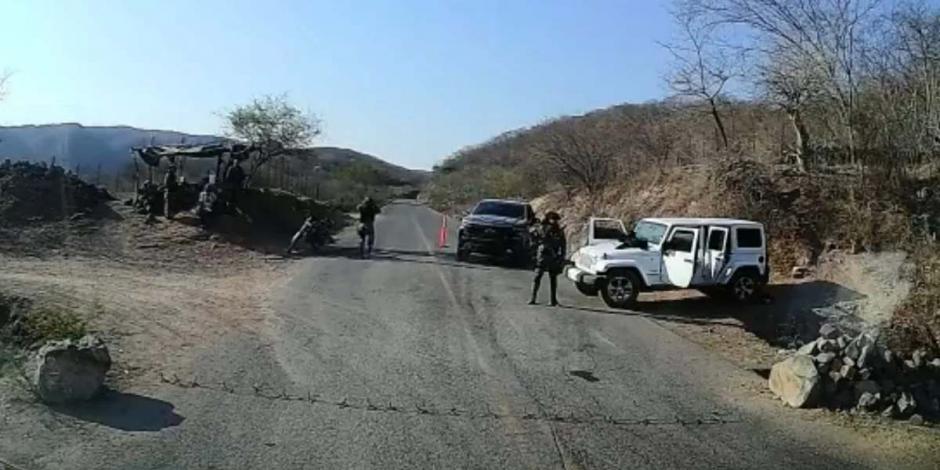 Hombre armados retuvieron convoy de prensa nacional en Badiraguato por gira de AMLO