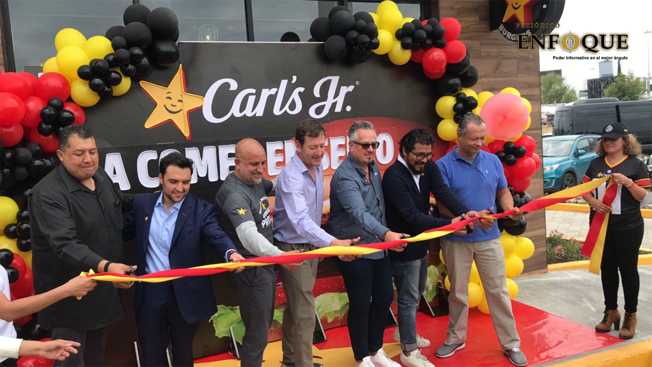 Poblanos esperaron 24 horas afuera de Carl’s Jr. Atlixcáyotl por comer hamburguesas gratis todo un año