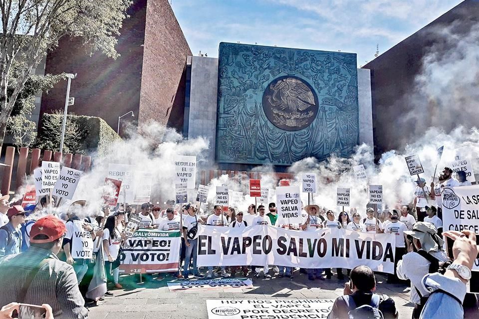 AMLO firma decreto que prohíbe la venta y circulación de vapeadores y cigarros electrónicos